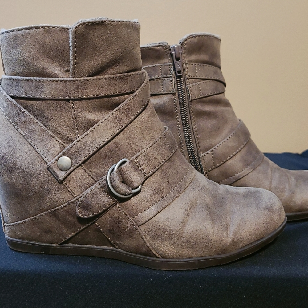 Baretraps booties size 6